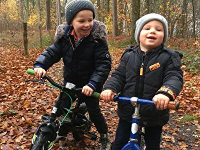 fietsen in het bos